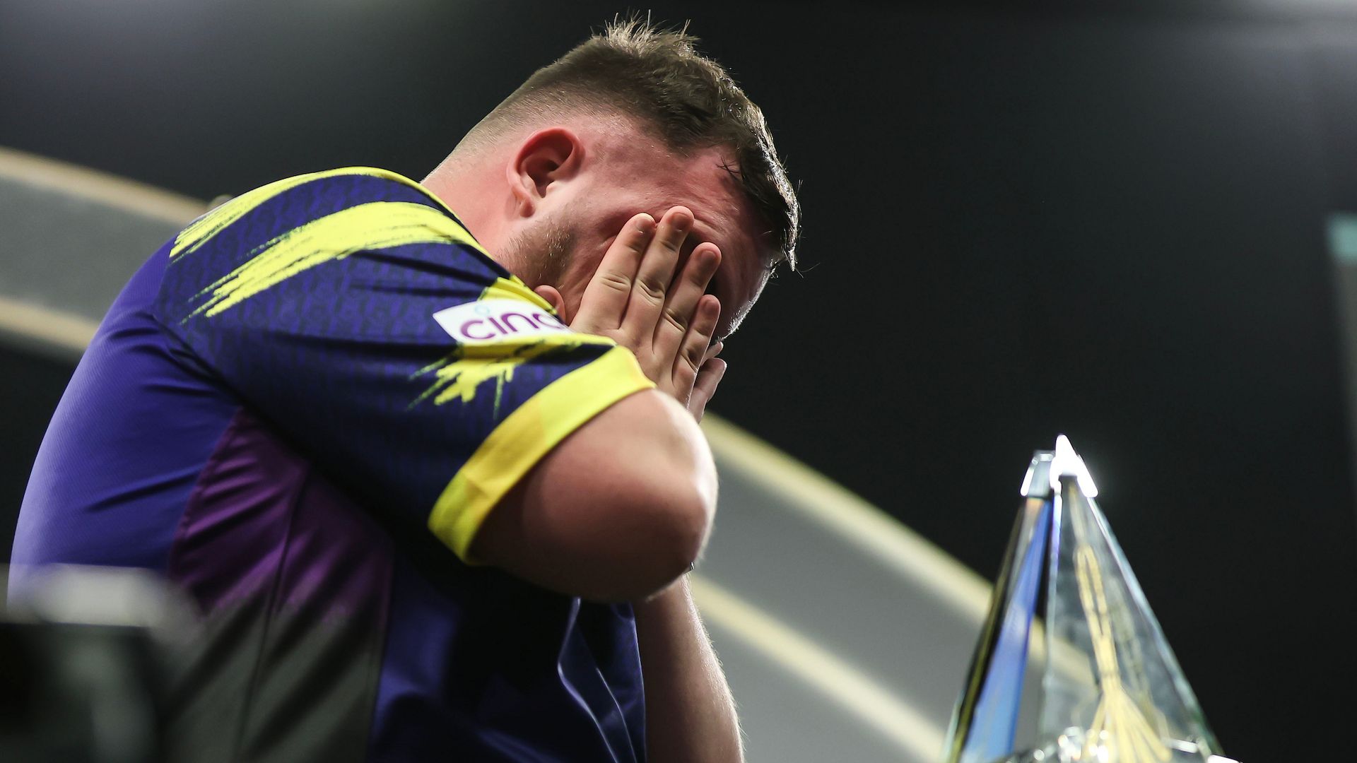 Luke Littler en larmes après sa victoire en Premier League