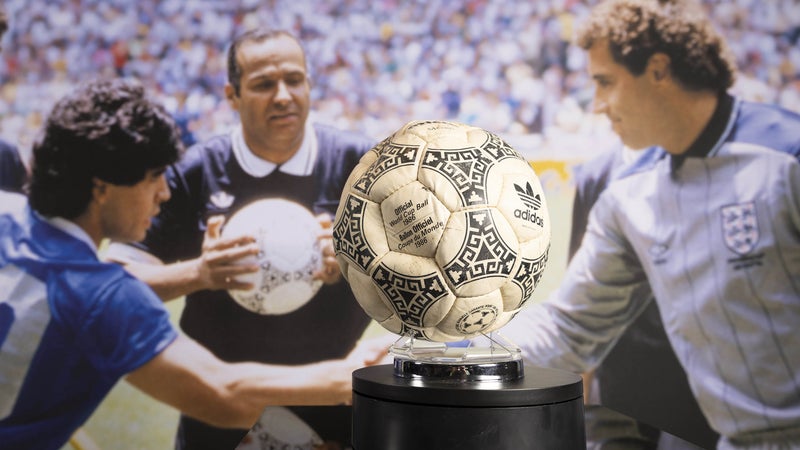 Ballon de Maradona vendu 2,8 millions d&rsquo;euros aux enchères