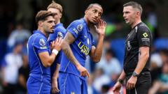 Oliver et ses arbitres privés de talkie-walkie à Stamford Bridge