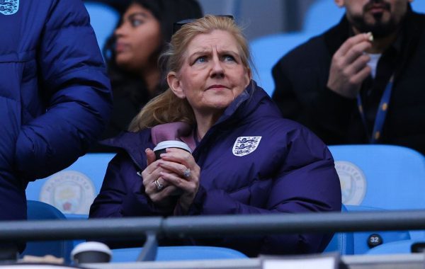 Debbie Hewitt exige des documents sur le plan FIFA