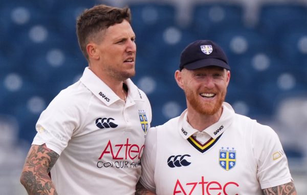 Durham revient en élite grâce à Stokes et une victoire historique