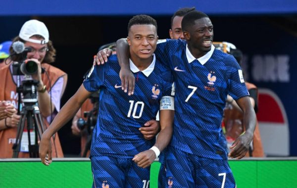 Gianni Infantino célèbre Dembélé et Mbappé au timing surprenant