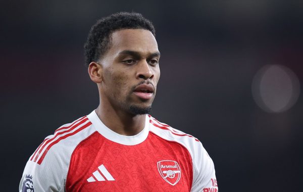 Pourquoi Jurrien Timber ne devrait-il pas encore jouer pour Arsenal ?
