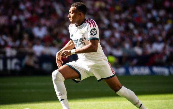Mbappé cache son logo Nike pour un message fort