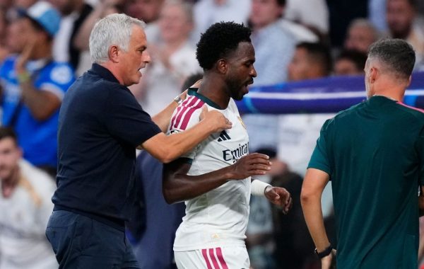 Mourinho défend Vinicius Junior sous les sifflets