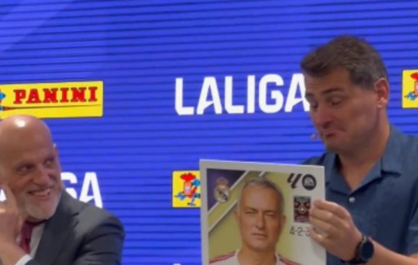Casillas réagit avec humour à son cromo géant de Mourinho