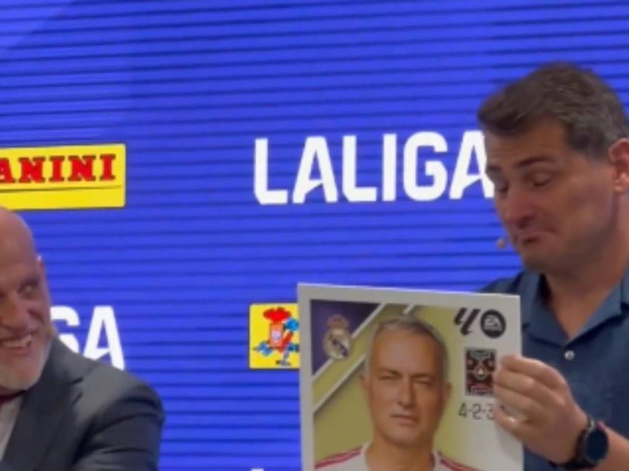 Casillas réagit avec humour à son cromo géant de Mourinho