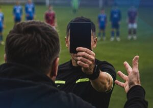 Première nation à instaurer les cartes noires pour le football junior