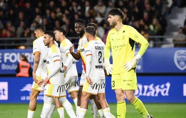 Lens écrase Troyes Thauvin mène la danse