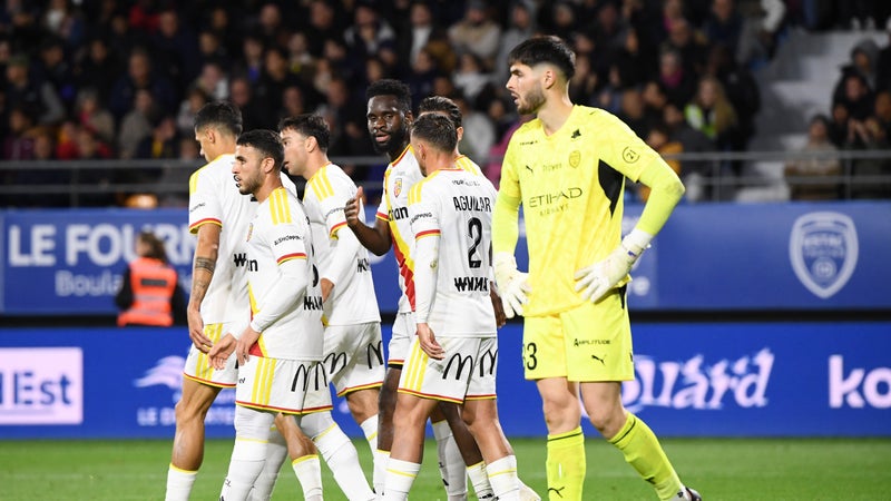 Lens écrase Troyes Thauvin mène la danse