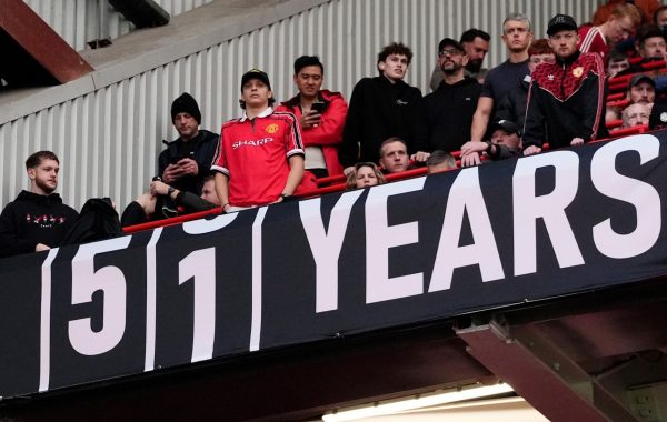 Man Utd fans ciblent Man City avec un écran géant historique