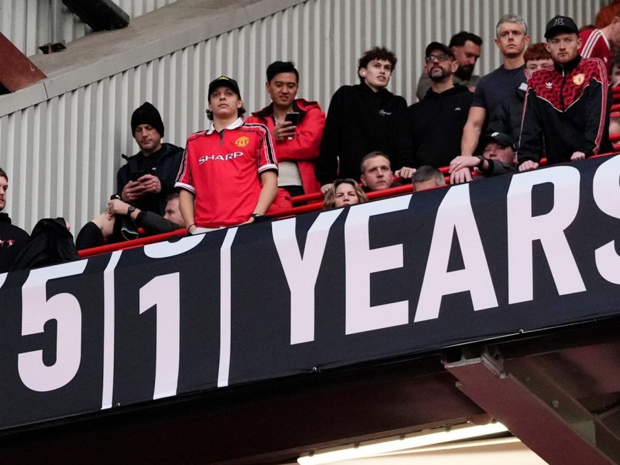Man Utd fans ciblent Man City avec un écran géant historique