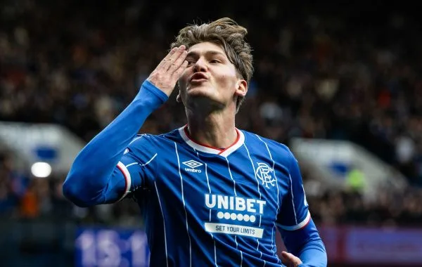 Rangers s&rsquo;impose en or contre Kilmarnock et prend la tête